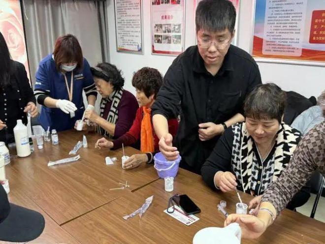 —威海路社区开展DIY护手霜手工制作活动j9九游会入口温暖冬日 爱心“手”护—(图2)